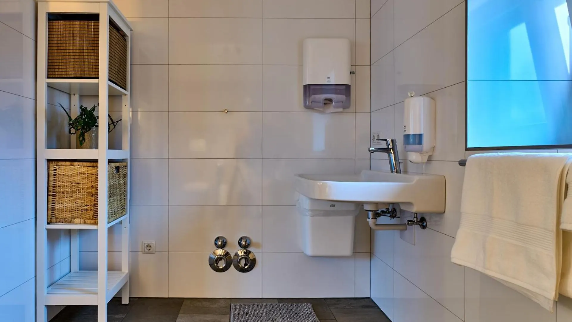 Charmante Wohnung Fuer 2 Personen In Zentrumsnaehe X Privater Parkplatz X Hochwertige Coworking-Arbeitsplaetze Im Haus Innsbruck Apartment