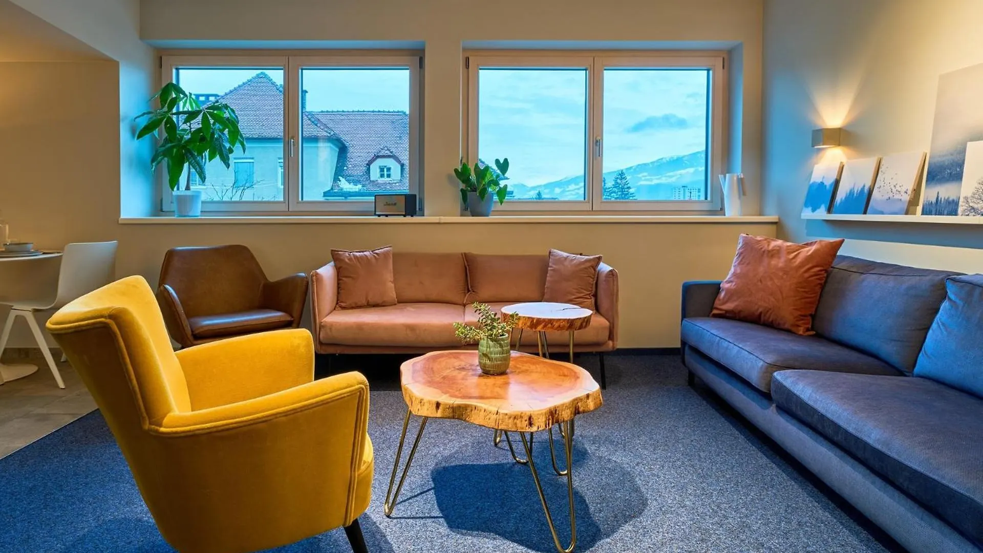 Charmante Wohnung Fuer 2 Personen In Zentrumsnaehe X Privater Parkplatz X Hochwertige Coworking-Arbeitsplaetze Im Haus Innsbruck