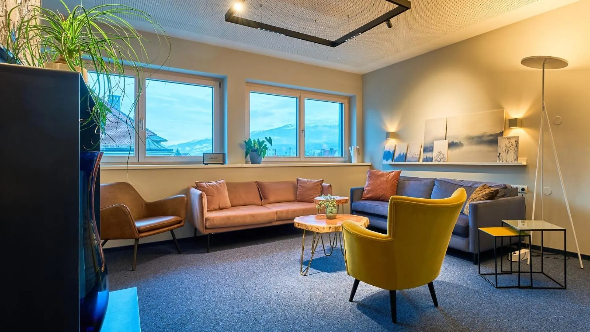 Charmante Wohnung Fuer 2 Personen In Zentrumsnaehe X Privater Parkplatz X Hochwertige Coworking-Arbeitsplaetze Im Haus Innsbruck