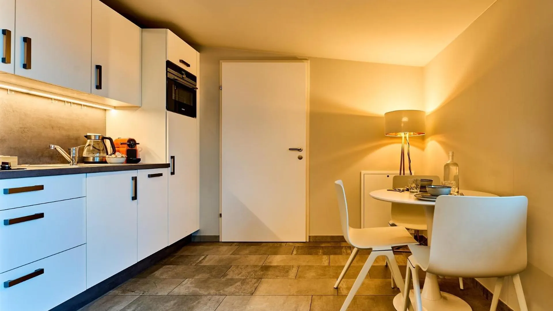 Charmante Wohnung Fuer 2 Personen In Zentrumsnaehe X Privater Parkplatz X Hochwertige Coworking-Arbeitsplaetze Im Haus Innsbruck 0*,